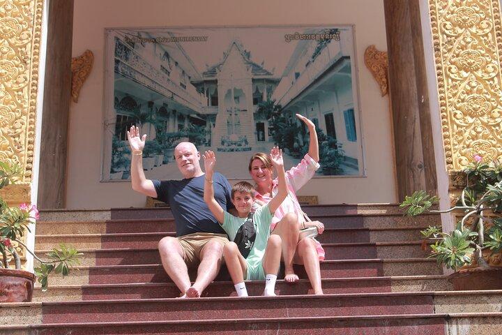 Exploración cultural: Museo del Tarrot, casa antigua y pagoda jemer