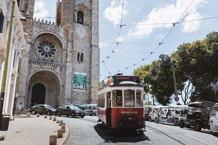 Lisbon Hills Rote Straßenbahn mit Straßenbahn 28 Route