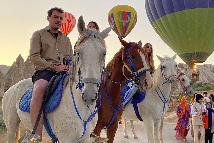 カッパドキアの乗馬で渓谷を散策—サンセット/ホテル送迎
