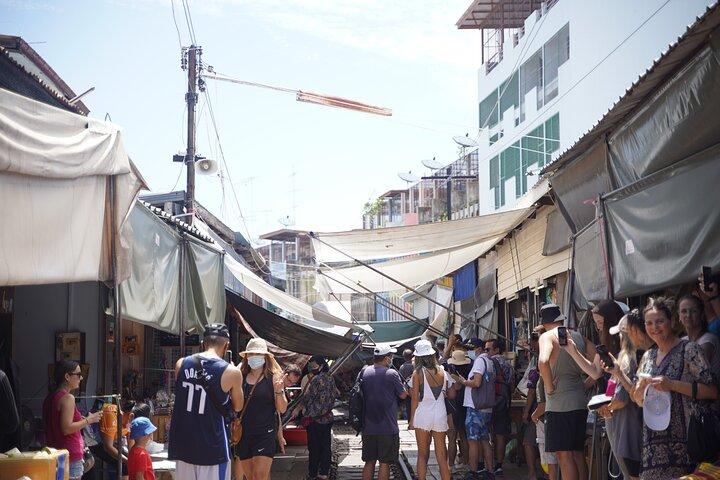 Maeklong-spoorwegmarkt en drijvende markt