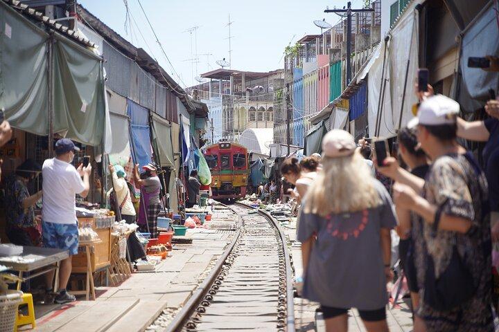 Mercado ferroviario y mercado flotante de Maeklong