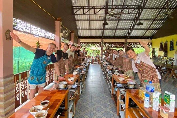 Kochkurs am Vormittag Chiang Mai Besuchen Sie den Bio-Garten und -Markt