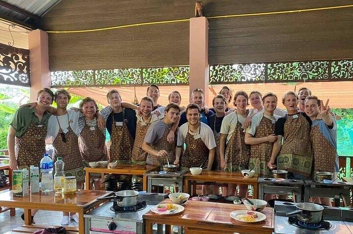 Kochkurs am Vormittag Chiang Mai Besuchen Sie den Bio-Garten und -Markt