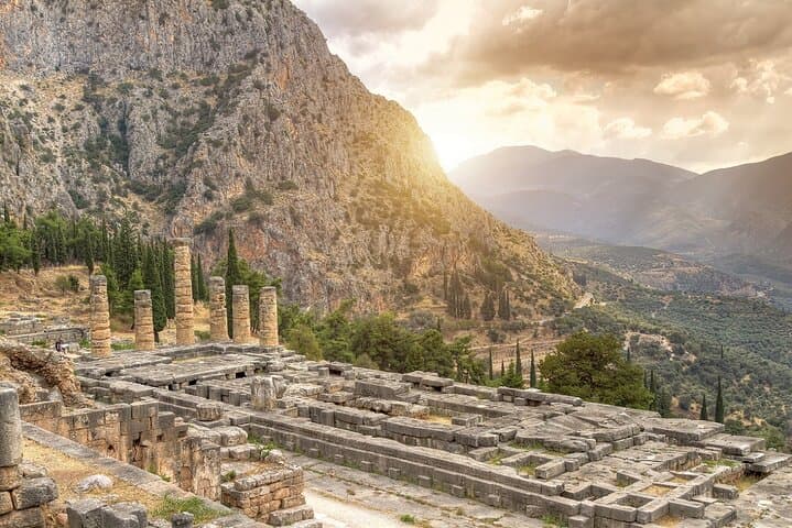 Delphi, Thermopylae, Corycian Cave 300 Spartans private tour