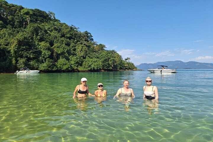 リオからのアングラとグランデ島：バーベキューとドリンク付きのボート ツアー