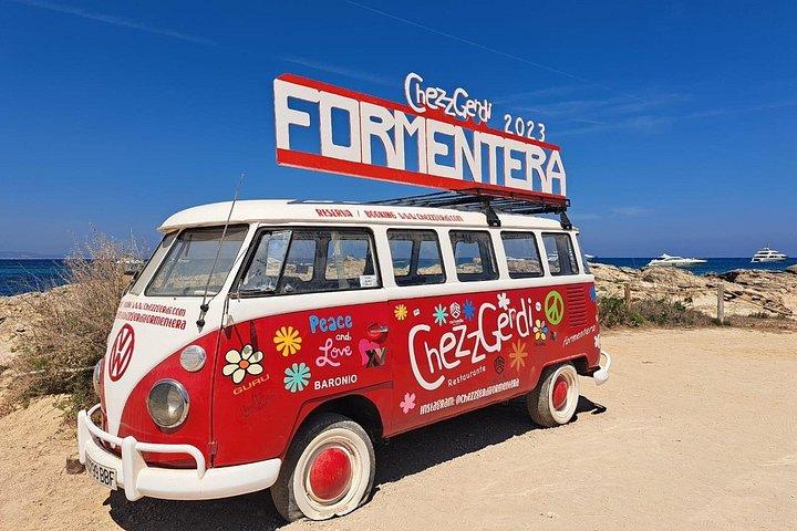 イビサ・フォルメンテーラ号を出航し、楽園のような入り江で入浴を楽しむ
