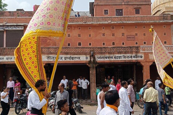 Guided Morning E-Rickshaw Ride with Food Tasting at Jaipur