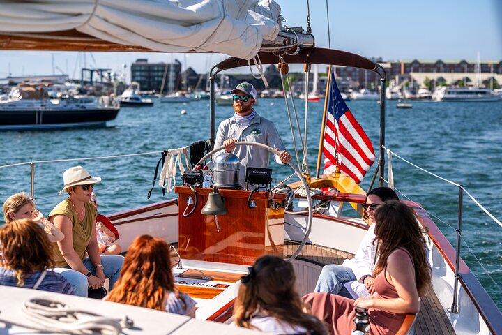 Navigazione pomeridiana a Newport su una barca a vela classica
