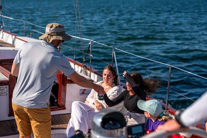 Navigazione pomeridiana a Newport su una barca a vela classica