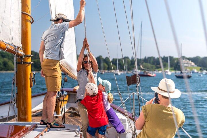 Navigazione pomeridiana a Newport su una barca a vela classica