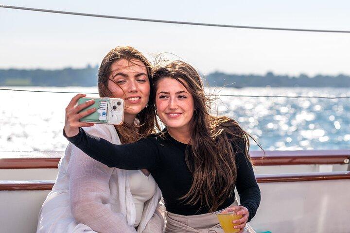 Navigazione pomeridiana a Newport su una barca a vela classica