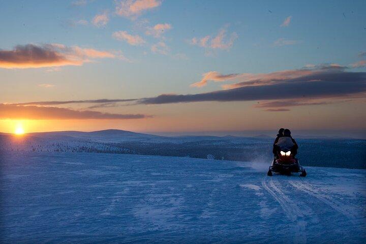 Nordlichter-Schneemobiltour