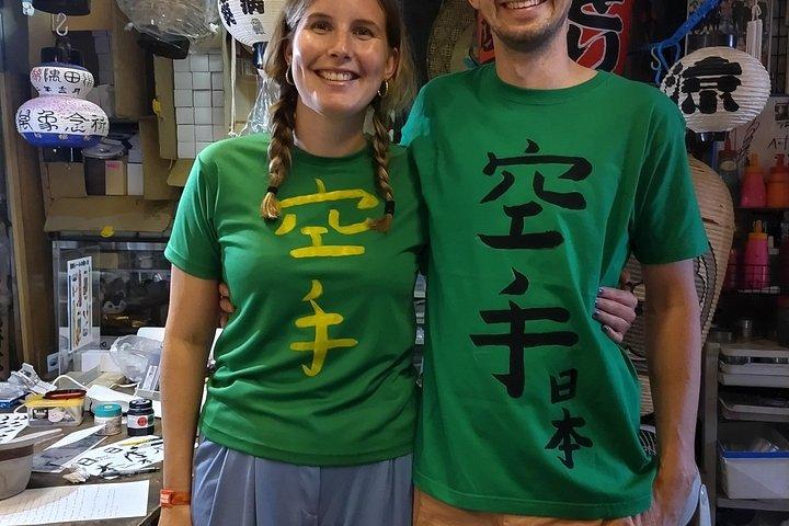 Tシャツにインクで漢字を手書き プライベートアートクラス in 東京