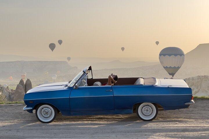 Expérience privée de chasse au ballon au lever du soleil en voiture classique