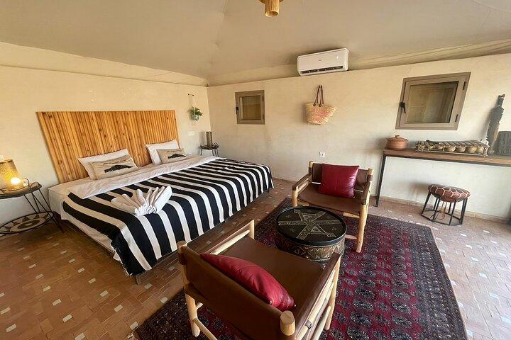 Pernottamento di lusso nel deserto di Agafay con magici spettacoli con cena e piscina