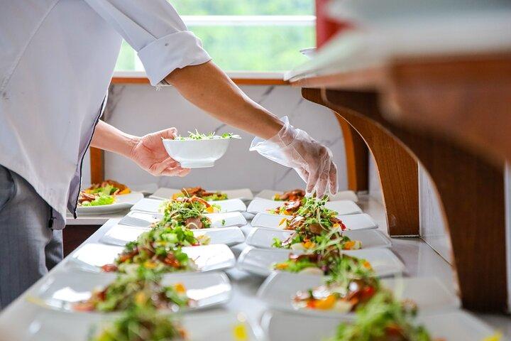 ハロン・カタマランによるハロン湾＆ランハ湾豪華日帰りクルーズ