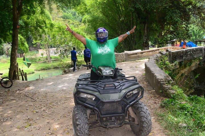 オーチョ リオスのブルーホールとATV