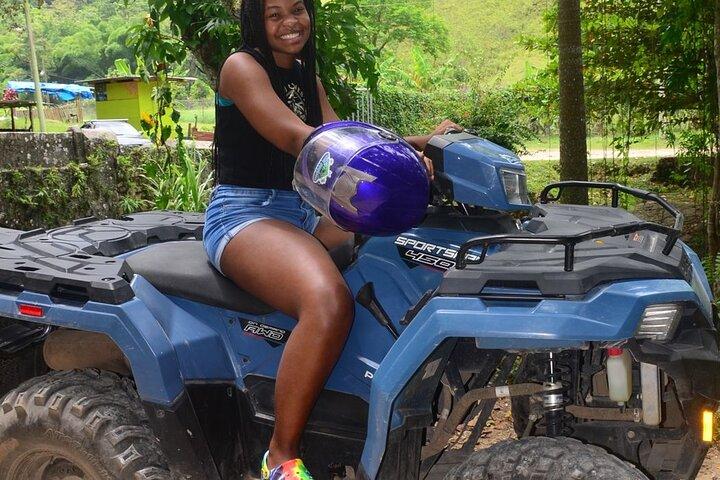 オーチョ リオスのブルーホールとATV