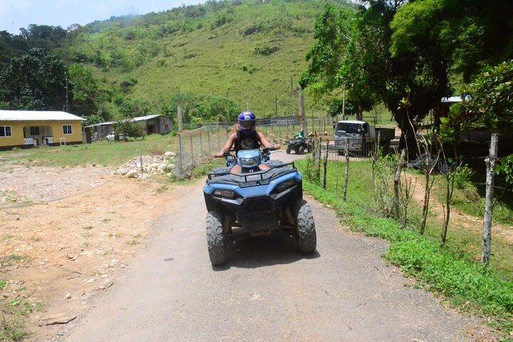 オーチョ リオスのブルーホールとATV