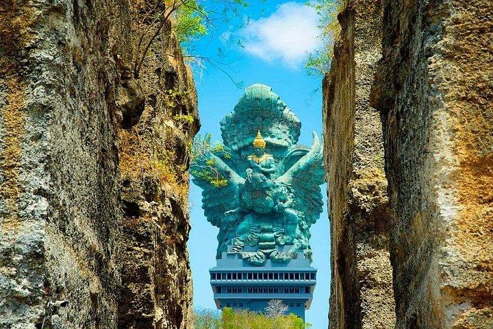ウルワツ周辺：GWK-パダンビーチ-ウルワツ寺院