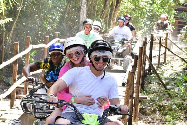 ATV Jungle Adventure compartilhado com Ziplines & Cenote de Cancun