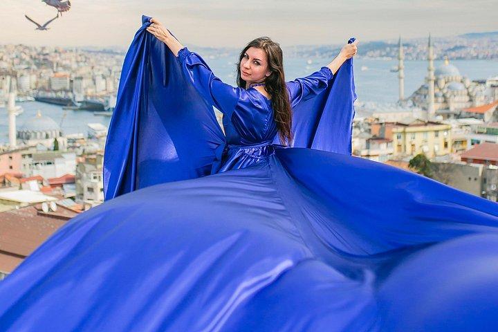 フライングドレスでイスタンブールの屋上写真撮影