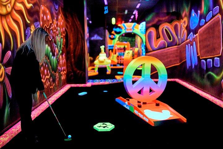 Billet til Mall of America Rock of Ages Blacklight Mini Golf