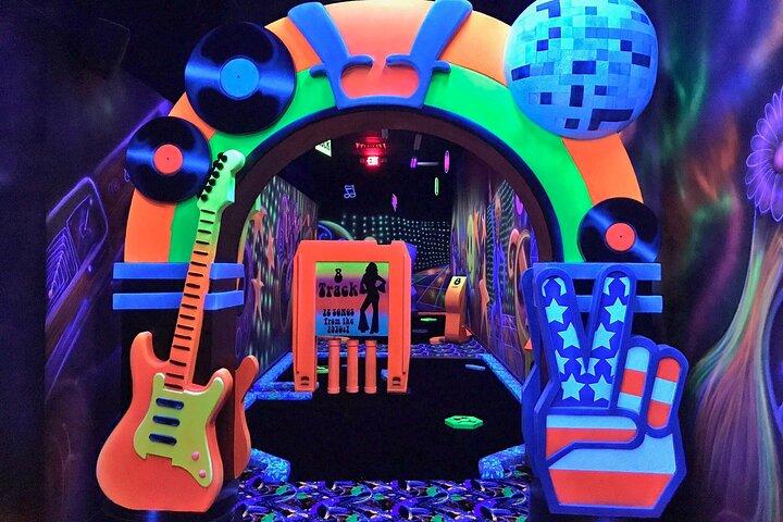Billet til Mall of America Rock of Ages Blacklight Mini Golf