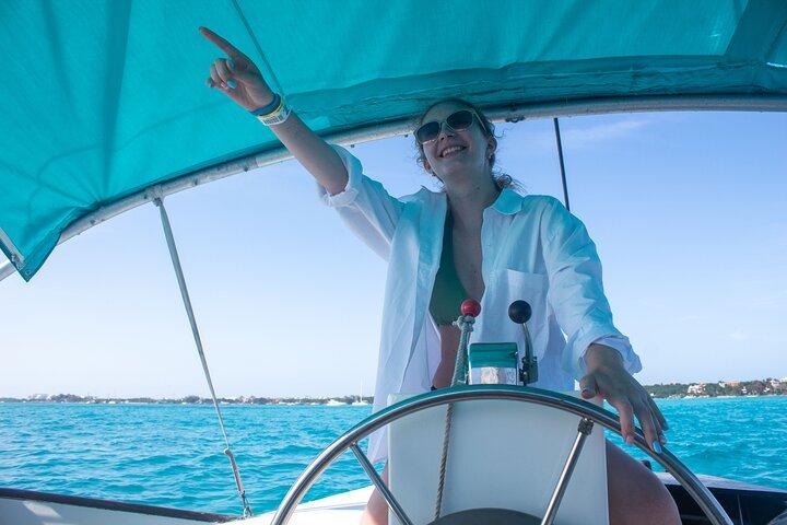 オープンバーとランチ付きのカタマランシュノーケリング、カンクンからイスラ・ムヘーレスへ