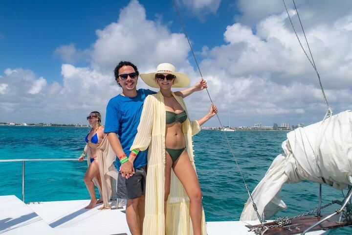 オープンバーとランチ付きのカタマランシュノーケリング、カンクンからイスラ・ムヘーレスへ