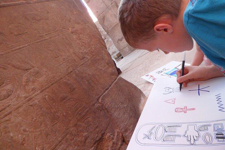 Teken Egyptische hiërogliefen met Dr. Mo