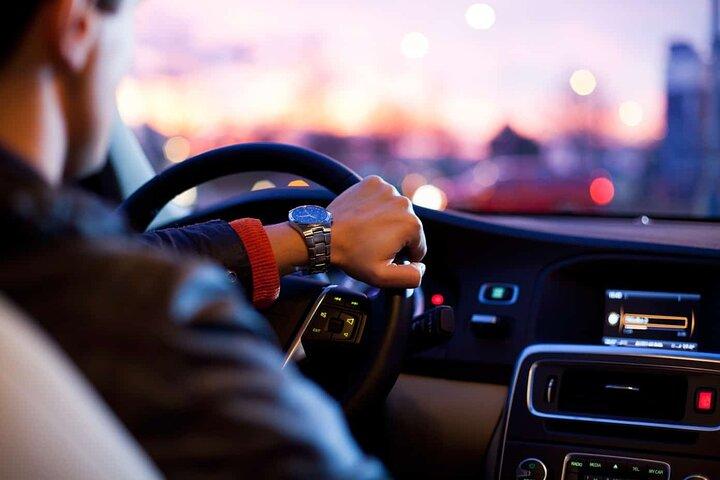 Trasferimento privato per l'intera giornata da/per Dubai con autista.