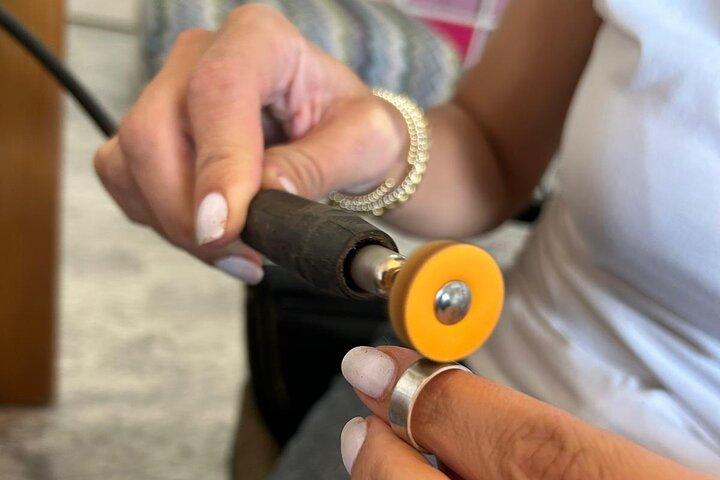 Experiencia privada de fabricación de anillos de plata simples en Amman