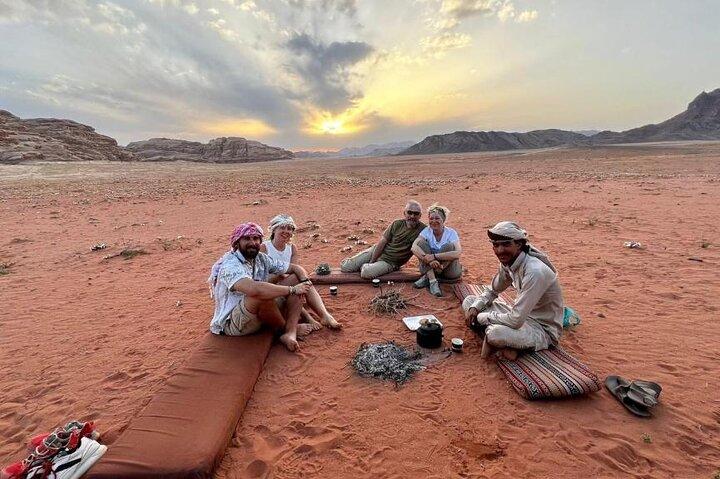 Excursión en jeep de día completo + puesta de sol + noche en campamento beduino