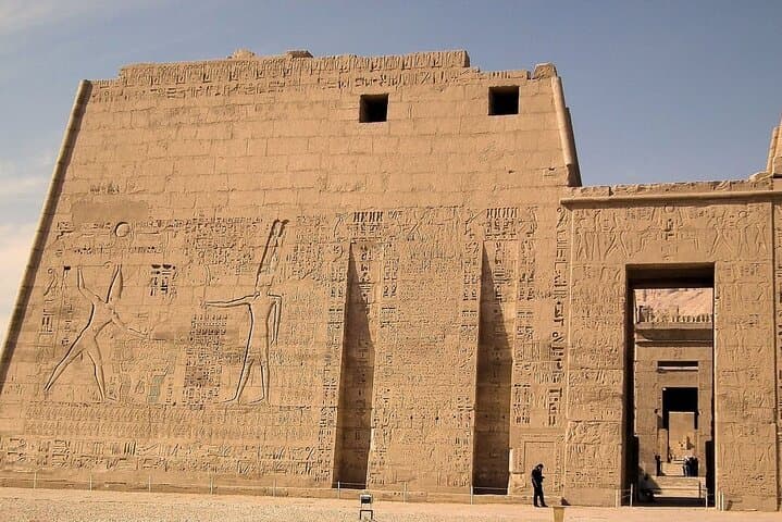 Luxor Half-Day:valley of the queens&habu temple &worker's tombs