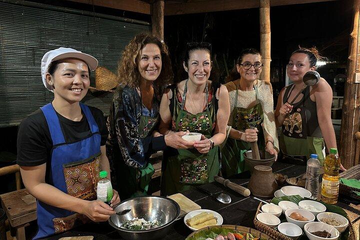 Clases nocturnas de tejido de bambú y cocina