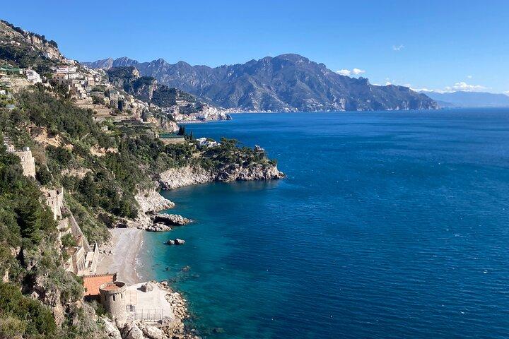 Pequeno grupo Amalfi Coast Tour de Sorrento em um Mercedes Van