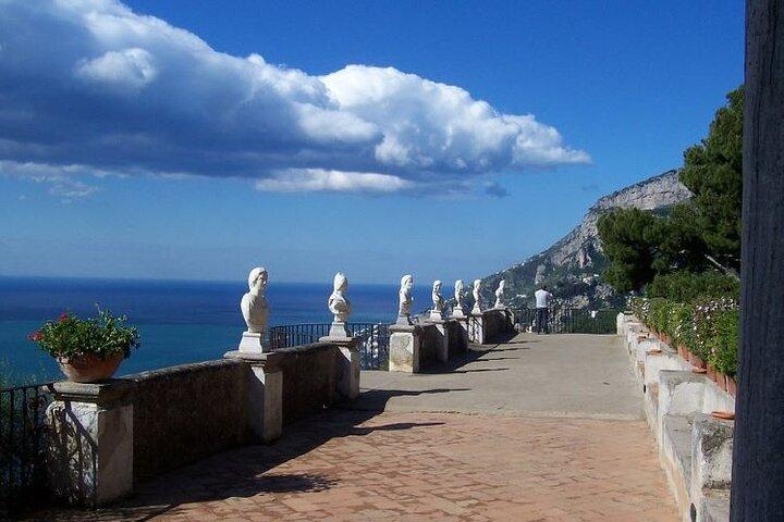 Pequeno grupo Amalfi Coast Tour de Sorrento em um Mercedes Van