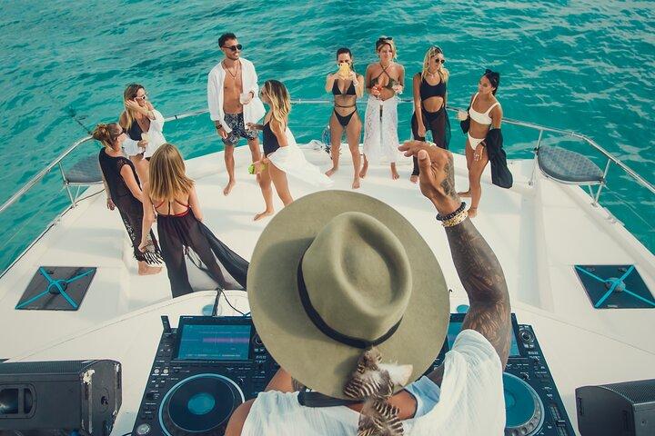 Tulum All Inclusive DJ Party – 51' Luipaard PowerCat 4 uur