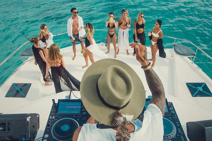 Crucero privado de DJ al atardecer con todo incluido – 51' Leopard Cancún
