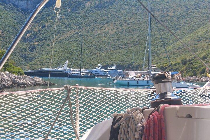 Excursion privée d'une journée en voile tout compris d'Agia Efimia à Ithaque