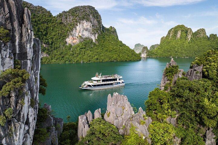 Halong Bay 5-sterren cruise dagtocht: Lunchbuffet & Limousinebus
