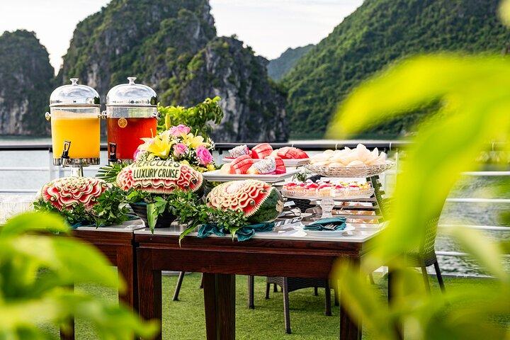 ハロン湾豪華クルーズ 日帰り：ビュッフェランチ、リムジンバス