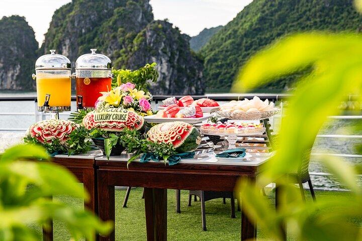 ハロン湾5つ星クルーズ日帰り旅行： ビュッフェランチ&リムジンバス