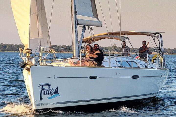 Excursion privée du matin en voile/dauphin sur 50ft Fate, BYOB ou restauration
