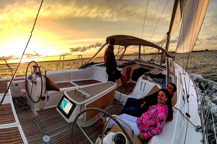 Excursion privée du matin en voile/dauphin sur 50ft Fate, BYOB ou restauration