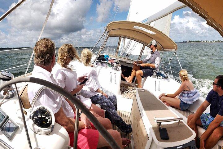 Excursion privée du matin en voile/dauphin sur 50ft Fate, BYOB ou restauration