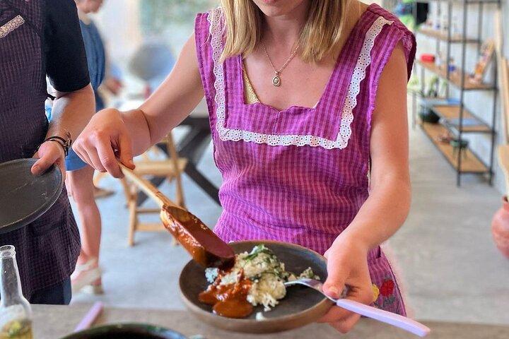 伝統的な料理教室：オアハカ風モーレの作り方を学ぶ