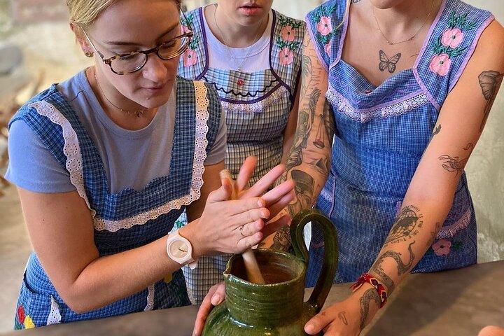 伝統的な料理教室：オアハカ風モーレの作り方を学ぶ