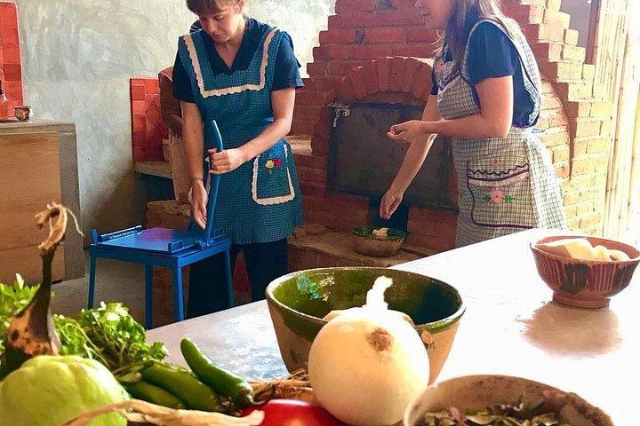 伝統的な料理教室：オアハカ風モーレの作り方を学ぶ